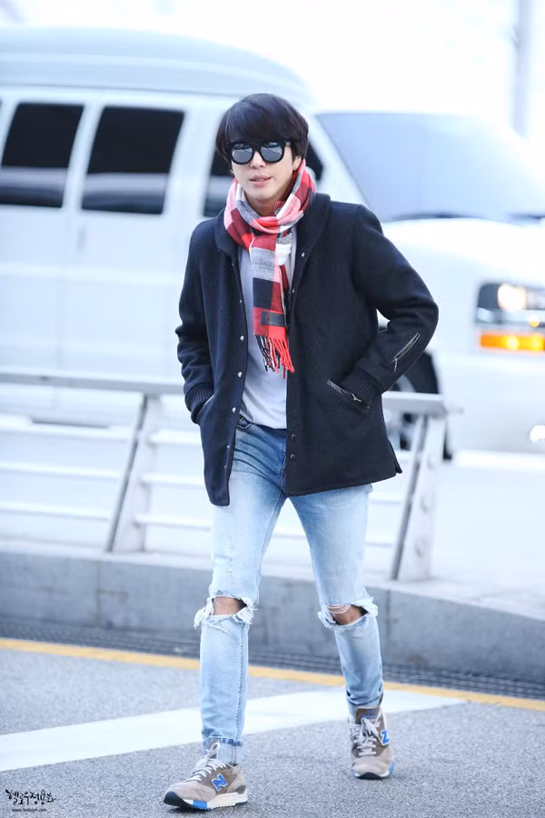  Mỹ nam Hàn - Yong Hwa nổi bật với khăn quàng caro đỏ. Ảnh: Kpop.