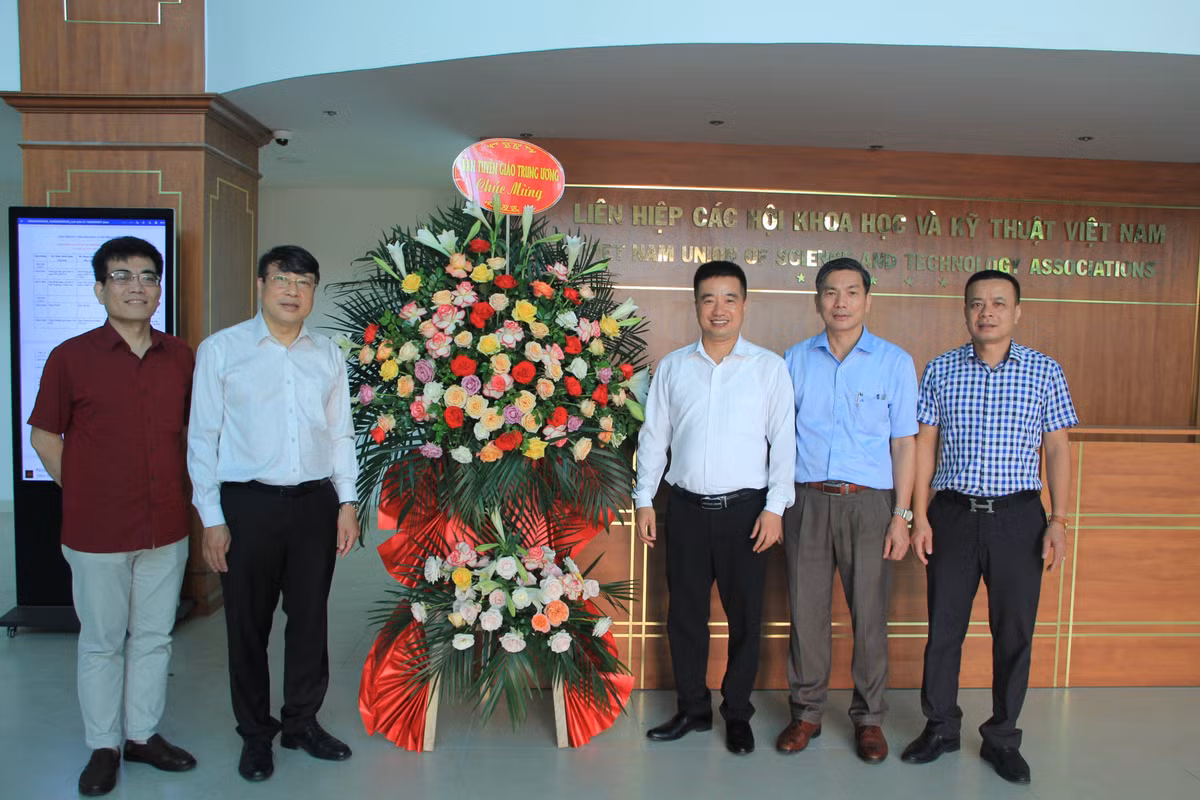 Dai dien Ban Tuyen giao Trung uong chuc mung VUSTA ngay Khoa hoc Cong nghe Viet Nam