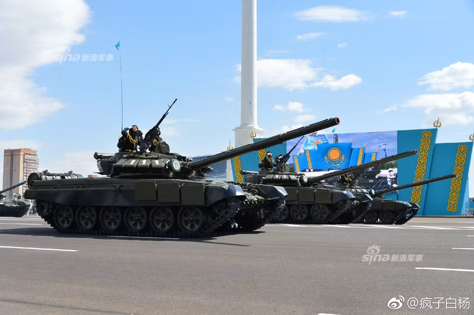 Trong cuộc duyệt binh này, Quân đội Kazakhstan đã phô diễn toàn bộ các loại vũ khí hiện đại nhất của nước này. Ví dụ như trong ảnh là xe tăng T-72B3 có sức mạnh gần tương đương T-90. Nguồn ảnh: Sina