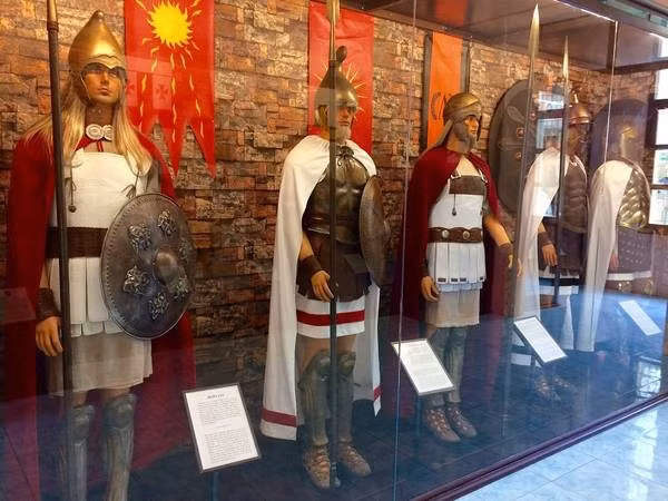 Vũ khí và trang phục của quân đội Hoplite huyền thoại.
