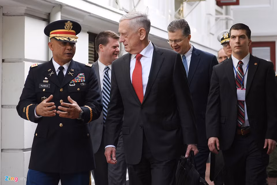 Trước khi tới Hà Nội, ông Mattis ngày 24/1 đánh giá cao vai trò của Việt Nam trong khu vực và đóng góp vào duy trì hòa bình, an ninh và luật pháp quốc tế. Người đứng đầu Lầu Năm Góc cho rằng vị trí địa lý đặc biệt khiến Việt Nam đóng vai trò then chốt tại Biển Đông, một trong những tuyến hàng hải quan trọng nhất thế giới, nơi tồn tại tranh chấp giữa nhiều bên về vấn đề chủ quyền đối với các thực thể trên biển. Ông Mattis bày tỏ hy vọng Washington và Hà Nội sẽ xây dựng quan hệ quốc phòng chặt chẽ hơn nữa.