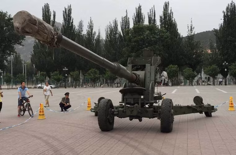 Khẩu pháo 125mm với nòng pháo siêu dài được để tại khu vực công viên của Trung Quốc. Theo một số nguồn tin, đây là dự án có sự kết hợp của Đại học Trung Bắc và Bộ Quốc phòng Trung Quốc nhằm phát triển khẩu pháo đa năng có thể tấn công mục tiêu mặt đất cách xa 40km, tên lửa hành trình và chống tăng. Tuy nhiên, không hiểu vì sao, khẩu siêu pháo này lại bị “ném” ở một công viên đông người.