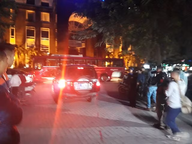 20h28 phút, chiếc xe biển xanh rời đi.