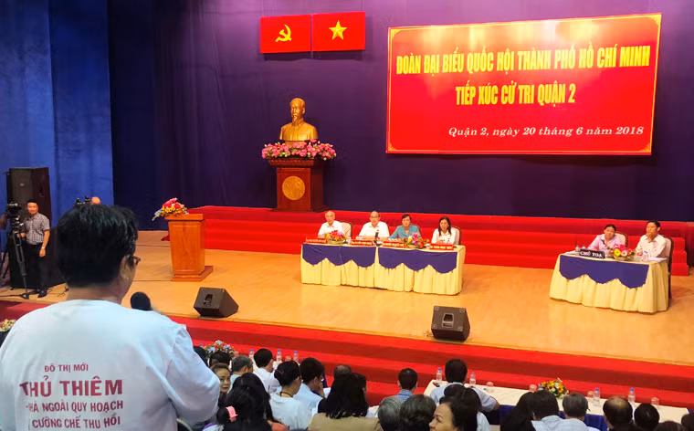 Toàn bộ ý kiến cử tri góp ý, đề xuất sẽ được báo cáo với Bí thư Thành ủy để đề nghị Bí thư tổ chức cuộc họp với Ban Thường vụ Thành ủy lắng nghe tất cả những kiến nghị của người dân để có biện pháp giải quyết cho người dân.