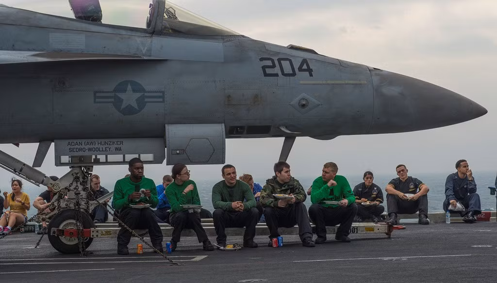 Tàu sân bay Carl Vinson là nơi làm việc, sinh hoạt của hơn 6.000 thủy thủ, trong đó có 2.480 nhân viên hàng không. Ảnh: Flickr.