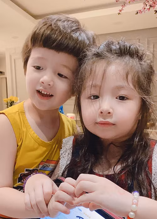 Bé Túc Mạch cũng mang vẻ đẹp lai Tây, đáng yêu không kém Mộc Trà.
