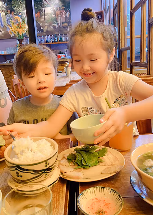 Bé Mộc Trà được mẹ dạy tự lập trong việc ăn uống, sinh hoạt thường ngày.