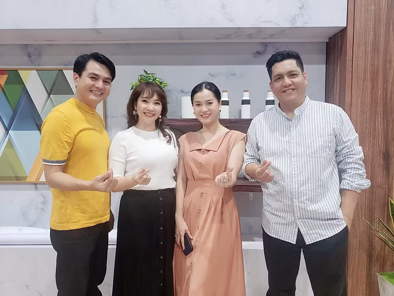 Cao Minh Đạt từng tâm sự mong muốn có con khi đã 45 tuổi. "Chúng tôi đang khát khao có thêm một thành viên nữa trong nhà. Cũng may, hai bên nội ngoại gia đình đồng cảm với nghề diễn đi sớm về khuya của tôi nên không thúc ép chuyện sinh con", nam diễn viên cho hay.