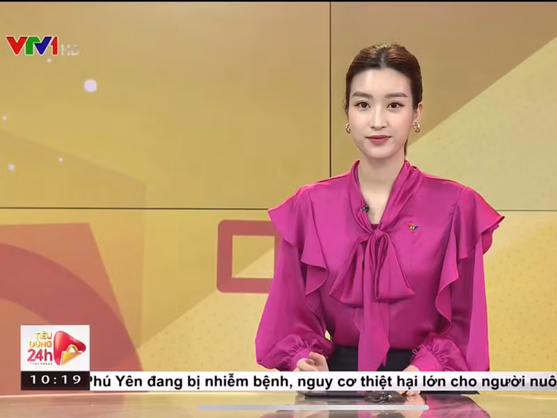 Tuy nhiên khi làm biên tập viên truyền hình, nàng hoa hậu chọn trang phục đơn giản, kín đáo.