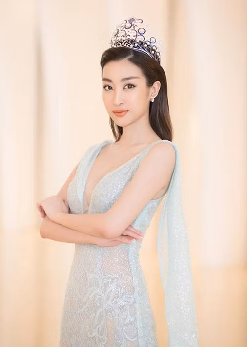 Trong buổi họp báo công bố cuộc thi Hoa hậu Thế giới Việt Nam 2019, người đẹp diện chiếc váy xanh pastel xuyên thấu. Ảnh: Dân Việt
