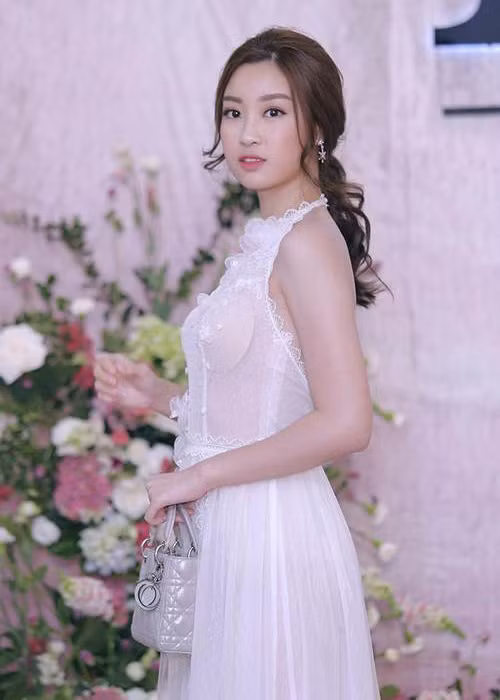 Mỹ Linh không ít lần vướng lỗi trang phục kém duyên. Tại một sự kiện thời trang, cô mắc sai lầm trong việc chọn nội y. Ảnh: Dân Việt