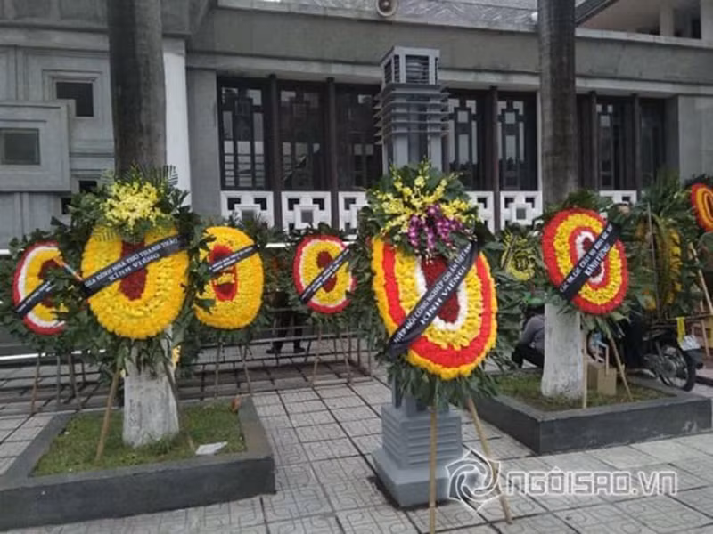 Bạn bè, đồng nghiệp gửi vòng hoa viếng cố nhạc sĩ. Ảnh: Ngôi sao