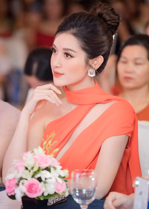 Gần đây, nàng á hậu sinh năm 1995 vướng tin đồn tình cảm với cầu thủ Đức Huy.