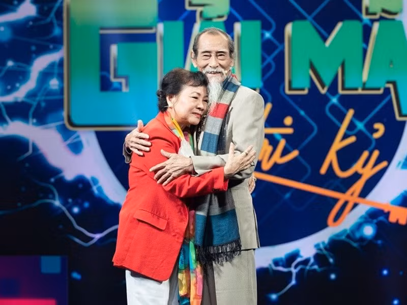 Dù đã lớn tuổi nhưng vợ chồng nghệ sĩ Mạnh Dung luôn xưng hô anh, em đầy tình cảm. Ảnh: Giao thông