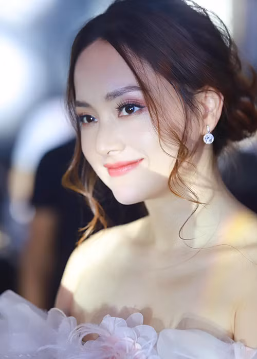 Lan Phương khoe vẻ đẹp mặn mà sau một lần sinh nở.