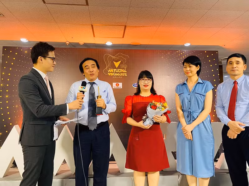 Ở hạng mục Nhân vật của năm, giải thưởng được trao cho tập thể y bác sĩ của bệnh viện Bạch Mai.