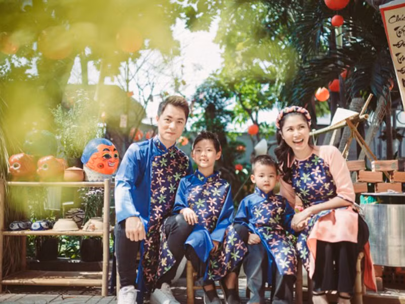 Đăng Khôi và vợ con thường xuyên mặc áo dài đón Tết.