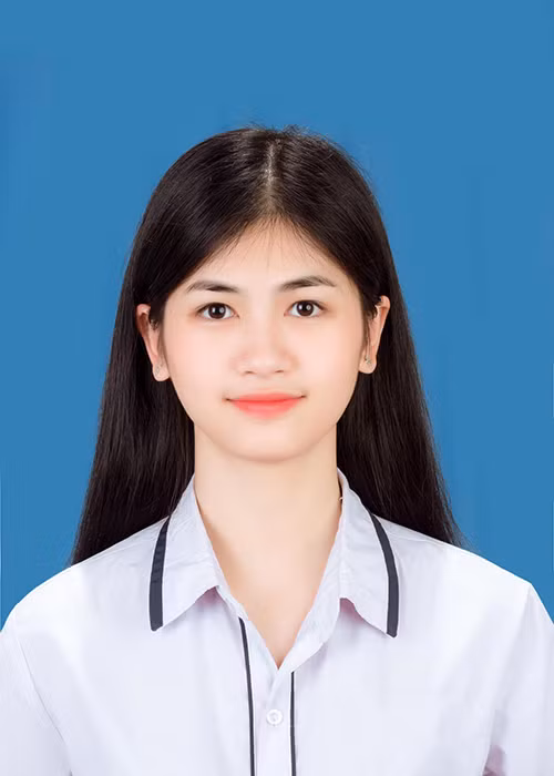 Thu Phương khoe ảnh mặt búng ra sữa khi là sinh viên năm thứ nhất.
