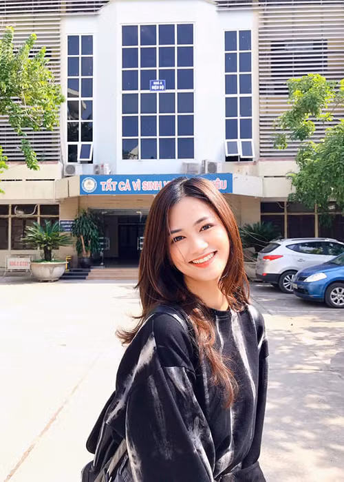 Thu Phương khoe vẻ tươi tắn nơi giảng đường.