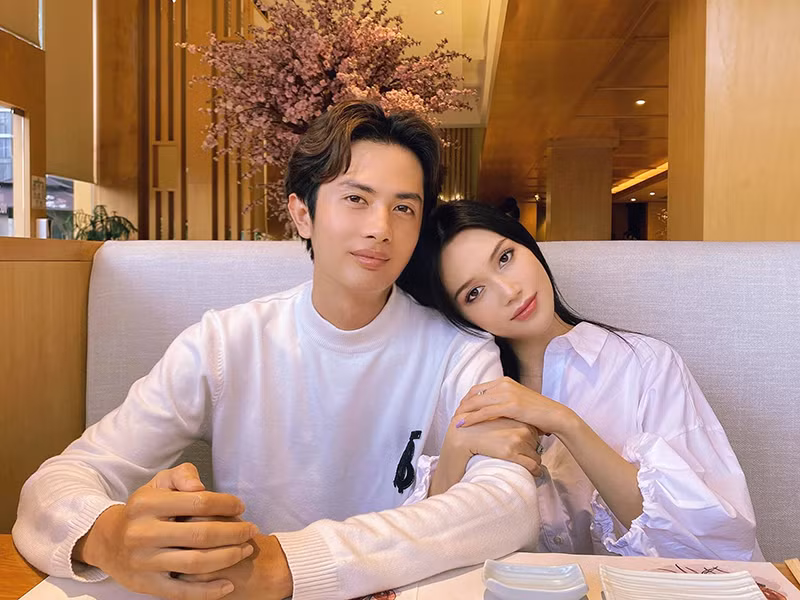 Sĩ Thanh và Huỳnh Phương yêu nhau vào tháng 6/2019. 3 tháng sau đó, đôi uyên ương mới công khai chuyện tình cảm.