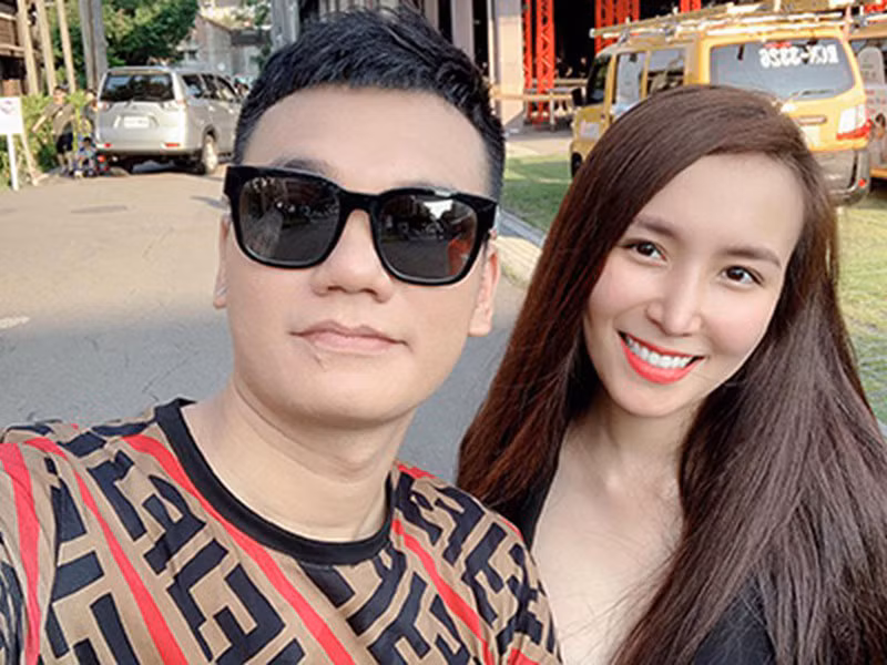 DJ Thanh Thảo - vợ Khắc Việt từng bị antifan vu khống lộ clip nóng. Ngay lập tức, Khắc Việt lên tiếng phủ nhận và quyết làm rõ mọi chuyện. Sau động thái cứng cắn của Khắc Việt, chủ tài khoản Facebook loan tin đã xóa bài đăng và gửi lời xin lỗi tới nam ca sĩ. Về phần mình, Khắc Việt cho biết người này đã chủ động gọi xin anh cho qua.