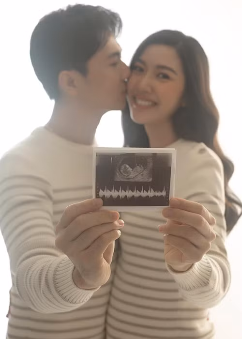 Cặp đôi xác nhận tin vui ngay trong đám cưới.