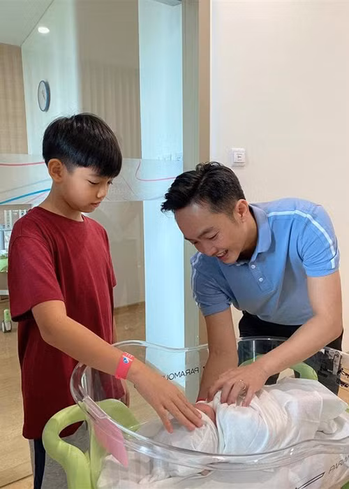 Bận rộn chăm sóc con gái nhỏ nhưng Cường Đô la vẫn không lơ là việc quan tâm đến con trai - bé Subeo.