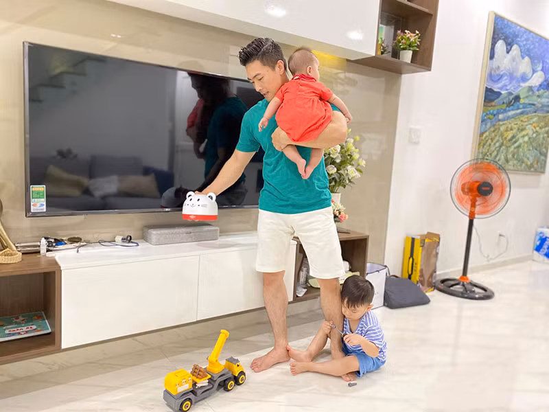 Quốc Cơ một mình chăm hai con nhỏ để vợ nấu cơm trưa.
