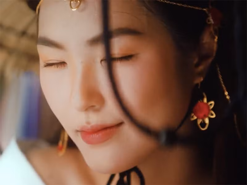 Trong MV "Hoa hải đường" của Jack, Linh Chi có tạo hình cổ trang. Ảnh: Thế giới trẻ