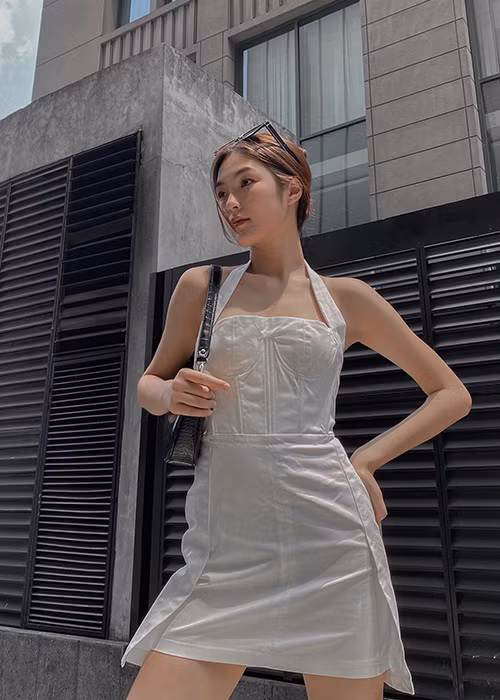 Linh Chi vẫn quyến rũ dù vòng một khá khiêm tốn.