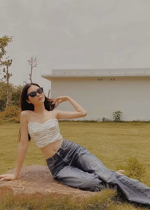 Chân dài 19 tuổi có vóc dáng mảnh mai, gương mặt đậm nét Á Đông.
