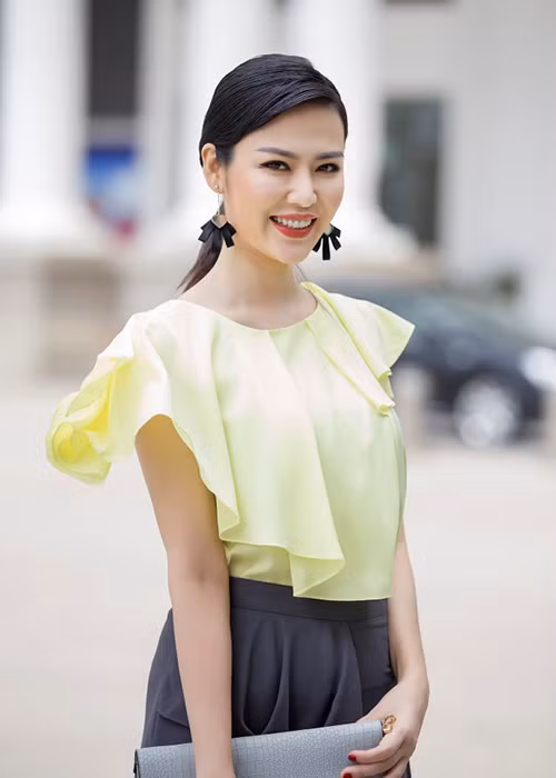 "...Nhan sắc là một sự hội tụ của nhiều yếu tố và tôi nghĩ bản thân cái đẹp đã là tài năng rồi. Bạn có thể cố gắng hát hay, học giỏi, có những học vấn này nọ, nhưng với vẻ đẹp, dù có sự can thiệp của thẩm mỹ, đó vẫn không phải là vẻ đẹp thực sự, giá trị cốt lõi. Tất nhiên, người ta cũng nói về sự đức hạnh, trí tuệ… nhưng cao hơn cả là vẻ đẹp...". Ảnh: Thể thao văn hóa