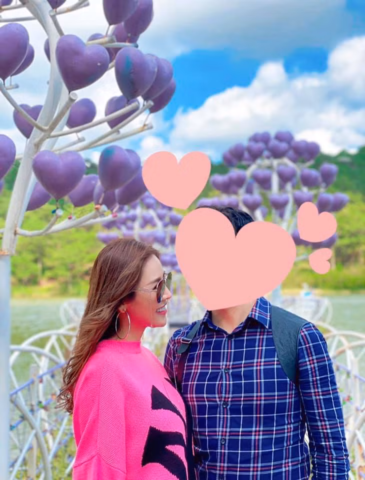 Trước đó, Quế Vân từng bật mí đang chìm đắm trong hạnh phúc, nhưng bạn trai là người kín đáo nên cô giấu danh tính. Gặp nhau cách đây 2 năm, nữ ca sĩ nhanh chóng có cảm tình với anh.