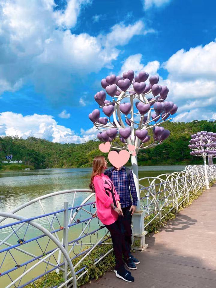 Dù kém tuổi nhưng bạn trai được nhận xét là xứng đôi vừa lứa với cô. Anh từng có nhiều năm ở nước ngoài trước khi về Việt Nam hoạt động trong lĩnh vực kinh doanh.