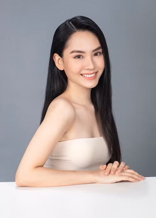 Mai Phương sinh năm 1999, đến từ Đồng Nai. Năm 2018, cô giành danh hiệu Hoa khôi Đại học Đồng Nai.