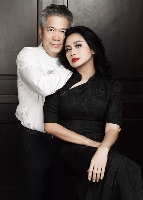 Thanh Lam và bạn trai còn chụp bộ ảnh gia đình bên các con riêng của hai người. Ảnh: Dân Việt