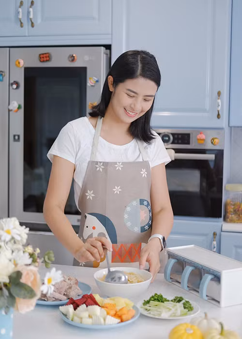 Cô vào bếp nấu ăn cho gia đình, bạn bè thân thiết.