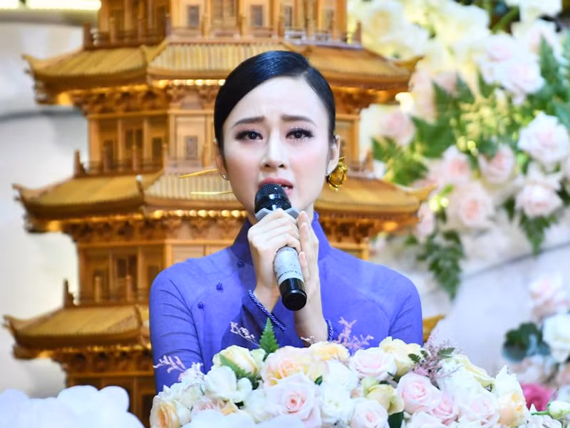 Nữ diễn viên mặc áo dài tím, trang điểm nhẹ. Nhiều cư dân mạng bày tỏ sự ngưỡng mộ trước nhan sắc của Angela Phương Trinh.