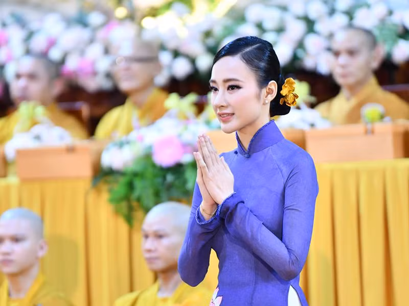 Hình ảnh Angela Phương Trinh tại lễ Vu Lan vừa đăng tải đã thu hút sự chú ý của nhiều khán giả.