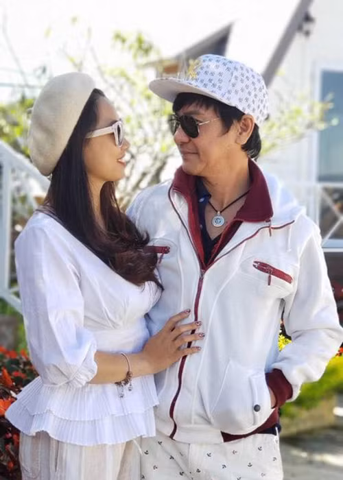 Cả hai dần thấy đồng điệu trong tâm hồn. Ba tháng sau, Lê Huỳnh nói lời yêu Mỹ Linh.