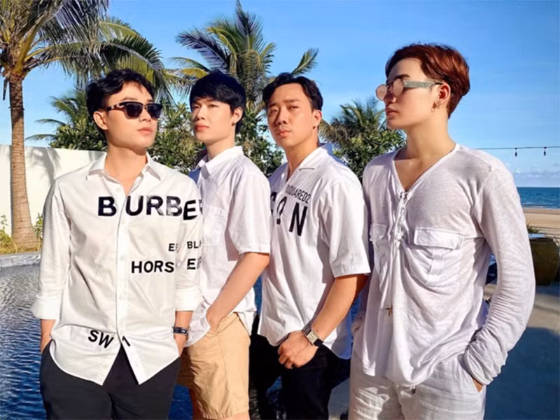 Trúc Nhân (ngoài cùng bên trái) là ca sĩ bước ra từ cuộc thi Giọng hát Việt năm 2012. Anh có giọng hát nội lực, phong cách âm nhạc biến hóa đa dạng.