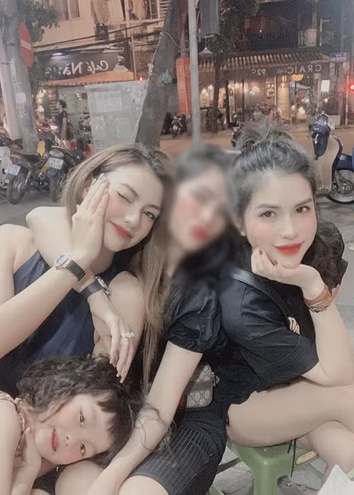 Hương Trần khẳng định đến khi trả nợ xong, Hồng Quế bất ngờ viết status “cạnh khóe” và xóa bạn bè với cô.
