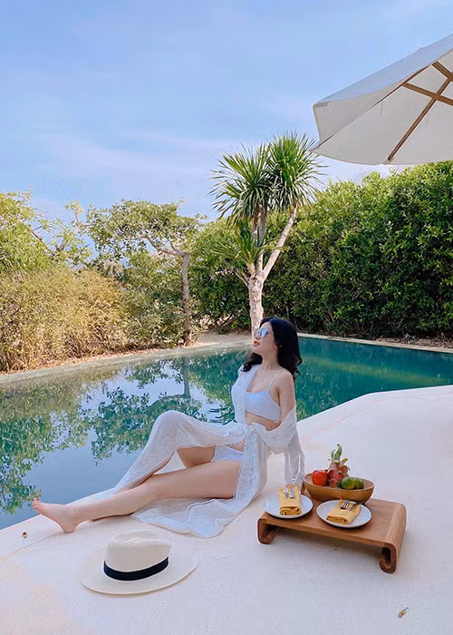 Hương Trần sở hữu làn da trắng mịn màng, những đường cong gợi cảm không kém cạnh Hồng Quế.