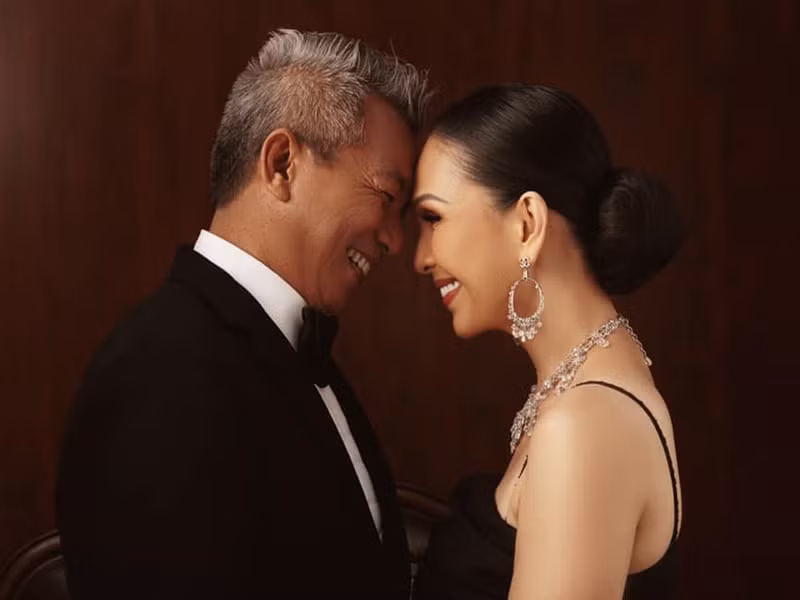 Năm 2019, kỷ niệm 25 năm ngày cưới, doanh nhân Hà Tôn Đức tặng vợ chiếc nhẫn kim cương 5 tỷ đồng khiến nhiều người xuýt xoa.