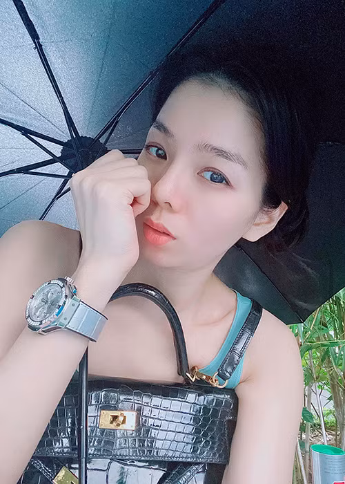 Mới đây, nữ ca sĩ chia sẻ hình ảnh ngồi chờ con trai chơi thể thao. Kèm theo đó, cô viết: "Ngồi một góc sân, chờ bạn Bo chơi thể thao, thỉnh thoảng mưa vẫn rơi lộp bộp vào ô. Tâm trạng đúng nghĩa đang tan chậm, ngoài kia chắc mọi người đang hối hả về nhà nhỉ. Ở đây thì có một thiếu nữ đi qua tuổi dậy thì khá lâu rồi, thích ngồi yên thế này. Đang nhớ những gì cần nhớ và quên những gì cần quên".