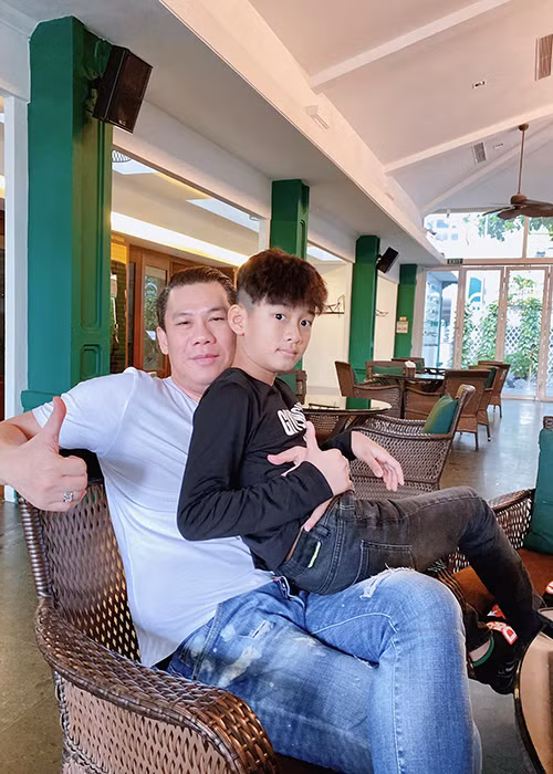 Sau khi tin đồn lắng xuống, ông xã của Lệ Quyên chỉ chia sẻ hình ảnh bên con trai, bạn bè.