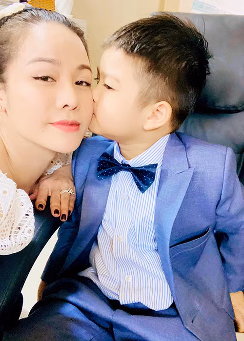 Nữ diễn viên cho biết, chồng cũ giám sát chặt chẽ việc cô thăm con.