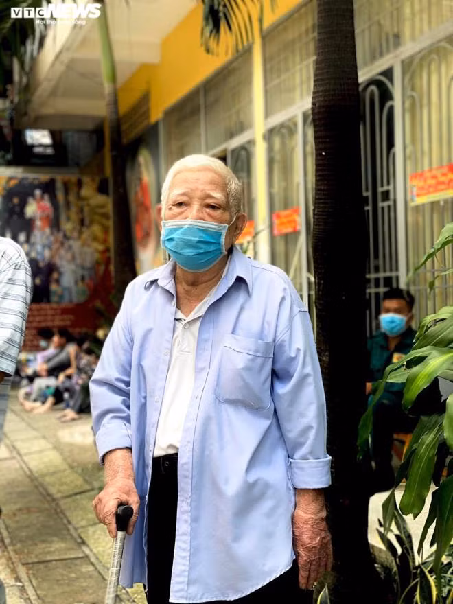 Cu ong 81 tuoi mo mam tim tro cot 3 nguoi than o chua Ky Quang 2