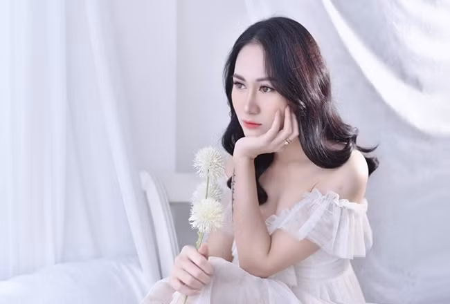 Trước đó, tại giải trẻ Đông Nam Á 2016, lần đầu tiên tham dự giải, Minh Hằng để lại ấn tượng với nhiều người khi đoạt được huy chương bạc. Một năm sau đó, cô xuất sắc vượt qua đối thủ, bứt phá giành huy chương vàng trong sự vỡ oà của niềm vui chiến thắng.