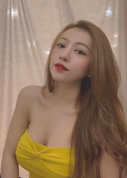 Vẻ gợi cảm của Mia - ca sĩ hỗ trợ thí sinh “Rap Việt“ Ve goi cam cua Mia - ca si ho tro thi sinh “Rap Viet“